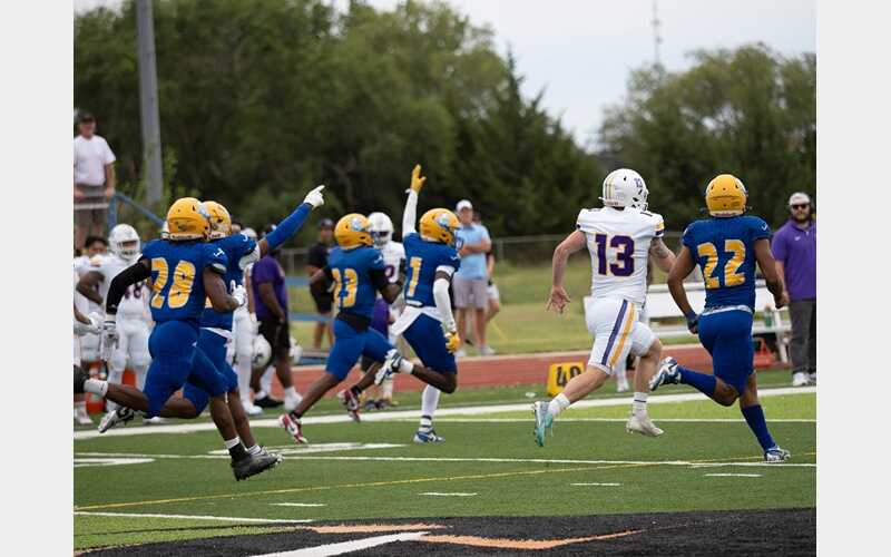 Six Interceptions Fuel Football Swedes’ Victory over Bluejays