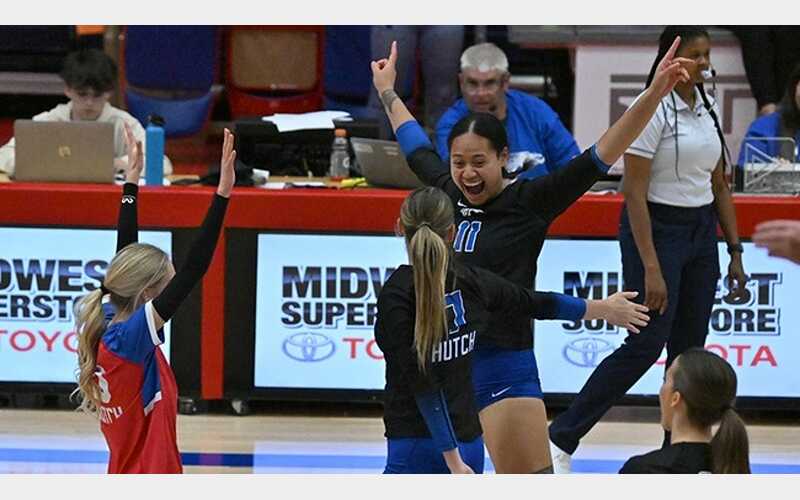 Volleyball Dragons Sweep Pratt on Sophomore Night