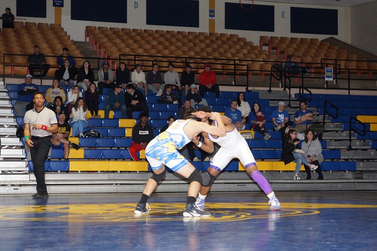 Wrestling Swedes Go Down in Opening Duals of the Season
