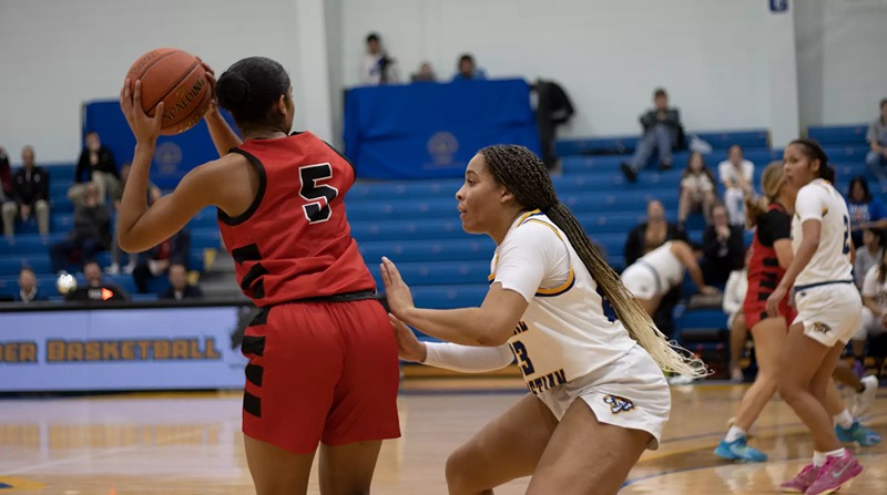 Bulldog Women’s Basketball Falls to Central Christian in Thriller