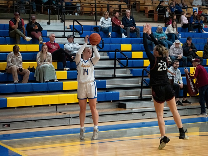 Women’s Basketball Swedes Victorious in OT Thriller Against Bluejays