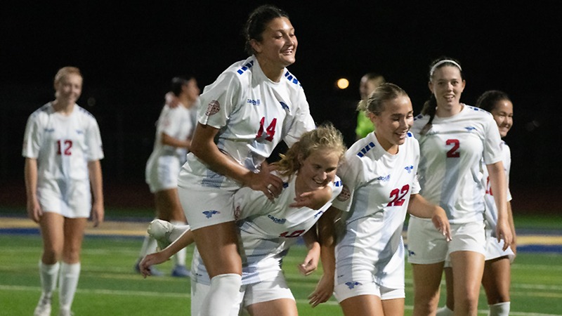 Smith Goal with 12.2 Seconds Remaining Leads Dragons Soccer to Top 15 Win