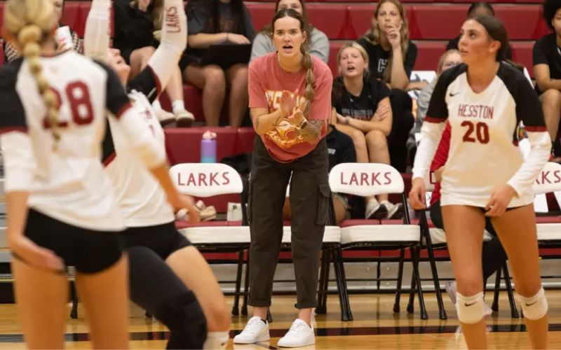 Volleyball Sweeps KCC on Homecoming