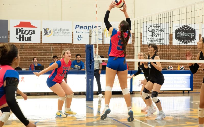 Swede’s Volleyball Rise to the Challenge in Three Set Battle Against Oklahoma Wesleyan
