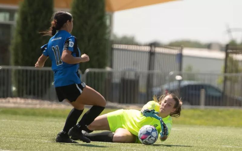 Early Goals Lift Ravens Past Larks Women’s Soccer