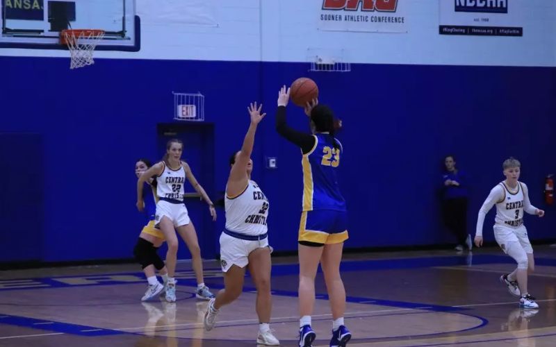 Clevenger’s Heroics Highlight Late Surge in Women’s Basketball’s Narrow Loss to Southwestern