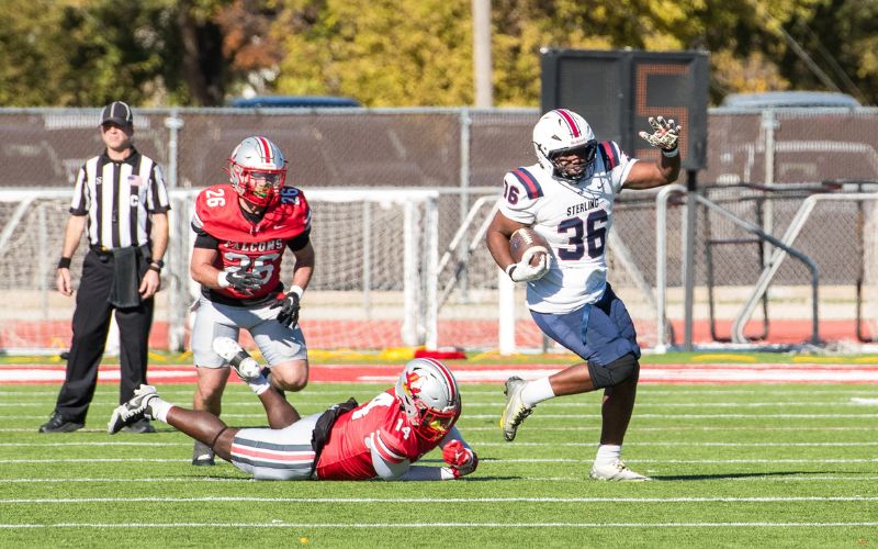 Sterling Football  falls to No. 4 ranked Friends