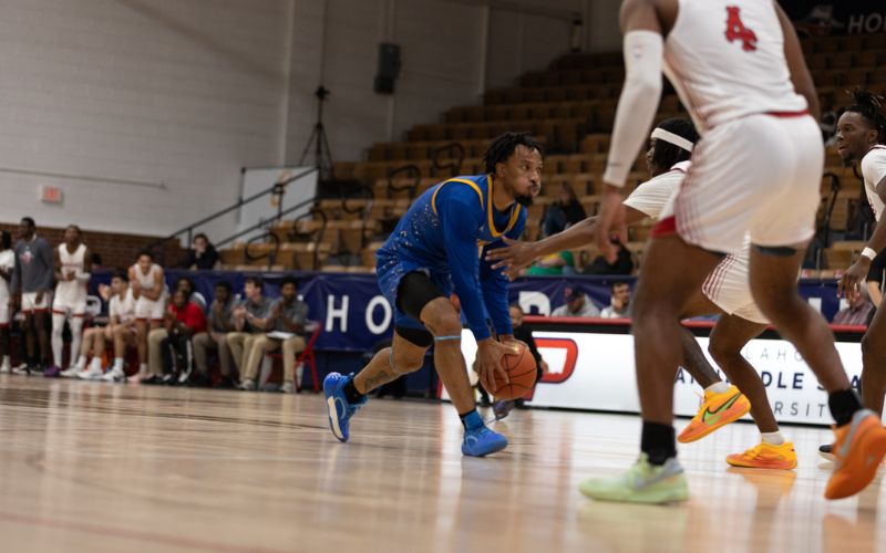 Newton Scores 21 as Murphy Earns first win at the Helm, Swede Men’s Basketball starts 1-0