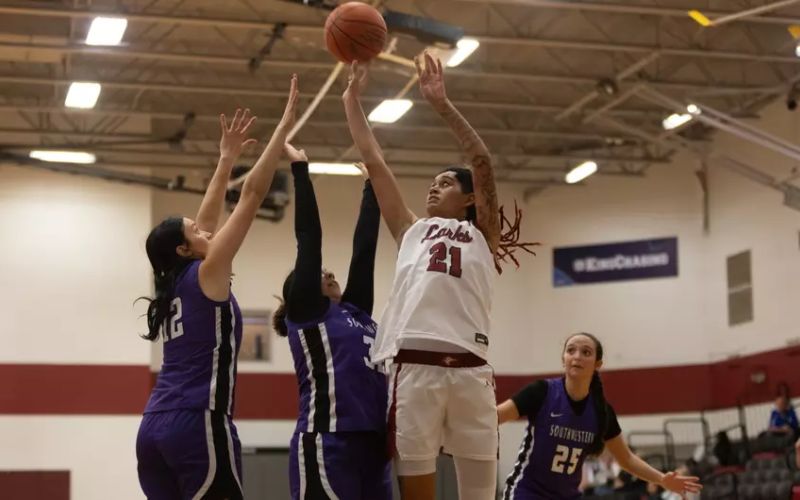 Women’s Basketball Battles with Wildcats