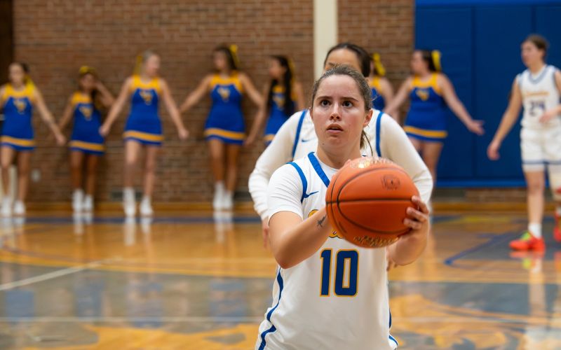 Swede Women Take Control Early in 67–58 Win Over York
